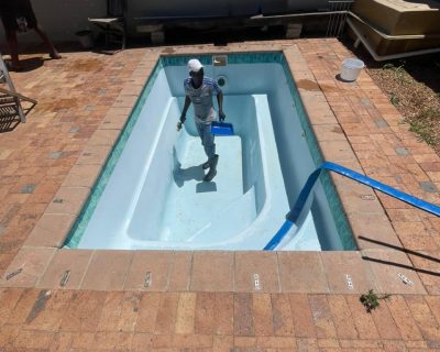 Swimming pool deep cleaning